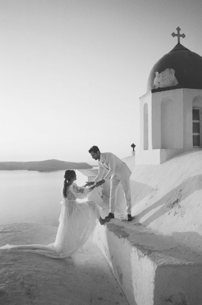 DONG-DONG! Les cloches sont de retour non ce n’est pas Pâques. Mais l’heure de partir en voyage en Grèce et qui plus est pour se dire Oui ! Welcome to Santorini ! 

L’heure n’est pas tout à fait aux voyages ni à la saison des mariages, du moins pas encore mais les beaux jours arrivent et je pense que le droit de rêver nous est encore accordé. 

Comme vous l’avez compris c’est ici que nous allons parler d’amour, un peu, beaucoup, passionnément, à la folie ! Oui ! elle a dit oui ! 

Personnellement ce mot me colle à la peau, pour la simple et bonne raison qu’il fut un temps, je souhaitais devenir Wedding planer ! (Le cordonnier le plus mal chaussé) Loin d’en faire une affaire personnelle, j’ai décidé au contraire, à travers ce blog de vous livrer des conseils et idées liées à ce merveilleux événement, pour celles et ceux qui souhaitent se marier ici ou à l’étranger en vous donnant quelques informations afin de réaliser au mieux votre Wedding de rêve. 

C’est en ayant eu cette chance de pouvoir assister à des mariages en tous genres que l’idée m’est venue de déposer ici les quelques informations nécessaires pour le déroulement de votre futur Mariage. En effet si l’envie de lui demander sa main semble ne plus pouvoir attendre et que mettre un peu d’exotisme et de folie dans la réalisation de celui-ci semblent correspondre à ce que vous voulez, nous allons pouvoir nous appuyer sur ce sujet.

Allez, on attache sa ceinture, décollage imminent pour les îles Grecques aux villages pittoresques blanchis et aux toitures bleutées. Bienvenu à Santorin !

Retour en arrière : 

Trois ans déjà que j’ai pu assister à l’incroyable mariage d’amis Américains. Un mariage haut en couleur, à l’image des USA mais malgré tout bien différent de l’idée du Wedding cake multicolore ou blanchâtre à 7 étages que tout s’est déroulé sous le soleil de Fira, Oia et Imerovigli. Trois à quatre journées de mariage inoubliables pour des vacances romantiques au cœur de l’archipel mythique Grec des Cyclades bordé par la mer Egée et ses origines volcaniques. Grâce à sa baie flamboyante et ses hautes falaises, Santorin est comptée parmi les plus belles îles du monde et est devenue réputée pour y célébrer des évènements féeriques comme les mariages. 

Avant toute chose il sera bon de se rappeler que se marier à Santorin reste un coup, alors n’oublions pas que le plus important est d’être entouré de ses proches le jour J et que le but est de créer des souvenirs plutôt que des choses matérialistes. Cependant, je vous rassure et vous annonce que cette destination est tout à fait réalisable mais comme tout mariage, préparer son budget sera essentiel et dépendra bien évidemment de certains facteurs à prendre en compte tels que : votre lieu de départ donc prix du billet, le nombre d’invités, l’endroit dans lequel vous comptez loger et où logerons vos invités (Hôtel, Villa ou Air BnB) du nombre de jours sur place, ou tout simplement nombre de jours dédiés à l’événement et type d’organisation. 

Veuillez noter qu’il vous sera recommandé d’organiser au moins un an et demi à l’avance votre mariage en raison des fortes demandes mais aussi en raison des annulations précédentes vis à vis de la situation sanitaire. Santorin n’autorise qu’un nombre bien précis de mariage par jour. 

Aide :

Lorsque l’on décide d’effectuer un mariage à l’étranger le mieux reste de passer par un Wedding Planer, les agences sont nombreuses et réputées et permettrons de discuter bien à l’avance de vos idées, d’effectuer des points par vidéo, mais aussi de vous soulager en termes de stress lié à l’organisation. Ils travaillent tous plus ou moins sur les mêmes bases tarifaires et font appellent aux mêmes prestataires de services comme pour le choix de votre/vos lieux de célébrations.

Petit plus, l’idée de concevoir un blog rendant accessibles les informations pour vos invités permettra d’avoir accès à l’essentiel mais aussi de vous délester d’une charge et anxiété supplémentaire liées aux demandes diverses et variées. Le but est de rendre ce jour féérique et de penser à vous. Il s’agit de votre journée.  

Quelle période ? 

Il sera nécessaire de bien choisir la période à laquelle vous souhaitez voyager. En effet la saison débute à la fin du mois d’avril et se termine mi-octobre. Cependant il vaut mieux éviter la haute saison qui se concentre sur les mois de juillet à août. Où les températures peuvent avoisiner jusqu'à 40 degrés et où les touristes y sont fortement présents. Comme celle de la basse période ou l’île risque d’être désertée et vous y verrez les bars et restaurant fermés. Par conséquent nous pouvons émettre les mois de mai, juin ou encore septembre et octobre.

Allez ! On s’envole !

Dès que vous en avez la possibilité veuillez penser à réserver vos billets qui resteront très accessibles en termes de prix si la réservation est effectuée à l’avance. Je ne vous apprends rien. Les départs peuvent s’effectuer du Luxembourg, Bruxelles mais également de Paris. Une escale sera prévue dans la majeur partie des cas à Frankfurt, Munich ou encore Athènes. À vous de voir en fonction du lieu de départ.


On réserve son logement.

Ici vous n’avez que l’embarras du choix en termes d’hôtels, de villas avec vue imprenable sur les falaises et la mer, vous pourrez également trouver votre bonheur dans de superbes maisonnettes en pleine terre. Les Villas avec terrasses sont réputées notamment pour les jeunes mariés, cependant il vaut mieux effectuer votre choix au minimum un an et demi à l’avance pour vous futur mariés et 4 à 6 mois dès réception du faire part ou de l’information pour vous invités afin de ne pas exploser le budget. Il existe de nombreux hôtels et Airbnb à prix très raisonnables, qui vous offriront une qualité bien similaire à celle de ces derniers. 

À noter, qu’il est préférable tant pour votre cérémonie, célébration ou encore votre logement de choisir un lieu vers la côte ouest où vous bénéficierez des vues magnifiques sur la Caldera.

Quel type de Mariage et pour qui : 

Insolite, spectaculaire, élégant ou encore luxueux. Santorin est une petite île, une destination que je conseille à tous les romantiques à la recherche d’un mariage chic à deux, mais aussi aux couples souhaitant s’entourer de leurs proches dans un cadre exceptionnel et raffiné. 

De manière purement symbolique ou civile, celui-ci est reconnu, il sera par conséquent possible d’officialiser votre union. Mais aussi renouveler vos vœux, effectuer votre demande ou tout simplement y passer sa Lune de Miel. 

Si vous souhaitez un mariage religieux, sachez que malheureusement seuls les mariages catholiques ou orthodoxes sont possibles.

Documents et procédures : 

Les noces Grecques nécessiteront certains documents juridiques et formalités tels que : 

Des copies de vos passeports, vos actes ou extraits de naissances, vos certificats de non-empêchements datant de moins de 3 mois, un affidavit de libre mariage et un cachet d’apostille vous seront demandés. Ces documents devront être traduits et certifiés à l’Ambassade ou consulat de Grèce de votre pays puis envoyés pour révision 4 semaines avant votre mariage. Une fois sur place n’oubliez pas vos originaux ! 

Vous devrez également rester à Santorin au moins un jour après vos échanges afin de vous rendre à la mairie pour signer votre certificat de mariage mais également contacter le bureau d’état civil de Fira afin de remettre la totalité des documents nécessaires et signés. 

On se marie où ?

L’île, offre une multitude de possibilités lorsqu’il s’agit de choisir son lieu de cérémonie ou encore de réception. 

Passant par les hôtels avec une vue spectaculaire sur la mer Egée, sur ses plages des plus magiques mais aussi dans ses églises et chapelles typiques gréco orthodoxes. 
Toutes plus belles les unes que les autres, il n’est pas toujours évident d’effectuer son choix. Cependant malgré ses grandes diversités, les prix et possibilités sont très larges et vous permettrons de vous faire une idée afin de pouvoir opter pour un type d’organisation en question. 

Comme évoqué plus haut, les agences dédiées aux mariages seront vous accompagner et vous aider à réaliser votre mariage et de faire de ce jour un souvenir inoubliable en vous proposant des packages dédiés à la réalisation de celui-ci. 

Afin de pouvoir vous donner l’idée de comment peut se dérouler ce jour si attendu voici quelques lieux réputés et cela pour tous budgets : 

Hôtels et villas 

Nous pouvons commencer par les hôtels aux cadres paradisiaques, quasiment tous situés à l’Ouest de l’île, ces derniers comportent pour la plupart, terrasses, piscines mais surtout une vue carte postale laissant place à un merveilleux couché de soleil sur les falaises et sur son volcan. La plupart du temps ces lieux sont utilisés pour les cérémonies mais également les réceptions. Evidement ces derniers coutent en principe bien plus cher que ceux situés en zones plus rurales. 


Nous retrouvons ici : 
Le ciel 
Dana Villas
Rocabella Hotel
La Maltese 
El Viento Santorini 
Canevas Oia
Pyrgos Restaurant

La plage 

Nous retrouvons également, les restaurants et bars donnant sur des plages privées pouvant également accueillir vos invités le temps de la cérémonie mais aussi lors de votre réception de manière très élégante laissant place à la féerie de cet évènement. Se marier les pieds dans le sable puis dans l’eau durant vos célébrations seront tout à fait envisageable. 

Akro
Theros Wave Bar
Wet Stories
Fougaro Beach
Bellonias Villas
Eglises et chapelles 

Elles aussi sont réputées pour échanger vos vœux. En effet Santorin est connu pour être une destination où se déroulent les mariages Orthodoxes. Il sera également possible de se jurer fidélité sous une de ses merveilleuses coupoles bleues.

Ici : 

Chapel St Nicholas
Eglise de la Panagia
Cathedrale metropolitaine orthodoxe

En mer 

Il sera tout aussi envisageable d’organiser votre mariage à bord d’un élégant voilier ou encore un somptueux yacht, qui vous feront traverser la mer Egée et découvrir les plus belles couleurs de son incroyable couché de soleil et son ciel étoilés. 

Santorini Club Yachting 
Sunset Oia
Santorini Cruise 

Je précise que ces lieux sont les plus connus, souvent les maries choisissent deux endroits distincts pour effectuer leur cérémonie puis réception. Il existe un grand nombre d’hôtels, restaurants, et salles de réception pouvant vous accueillir pour toutes envies et budgets. 


Le coût d’un Mariage à Santorin : 
Comme tout mariage, celui-ci représente des frais plus ou moins conséquent en fonction d’un certain nombre de facteurs à prendre en compte : 

Le nombre de personnes invitées, beaucoup le célèbre à deux ou encore entourés de la famille proche. Lieux et durée de la location : En effet un grand nombre de salles ne permettent pas de prolonger la fête jusqu’au petit matin. A vous de bien vous renseigner. La location est souvent facturée à l’heure, cependant ce facteur peut réduire l’impact budgétaire mais aussi vous faire découvrir d’autres lieux comme les plages et clubs réputés pour prolonger votre soirée à condition de ne pas écouler votre enveloppe dans les cocktails, et bouteilles en tous genres. 

Le nombre de jours liés à l’évènement : 

Jour 1 Welcome drink  
Jour 2 Meet and Greet, diner de rencontre
Jour 3 Cérémonie et célébration 
Jour 4 Brunch… 

Mais aussi, l’ajout de toutes autres prestations de services et celles des dépenses personnelles liées aux choix de votre photographe, DJ, décorations florales, Wedding cake, tenues, alliances, arrivée à dos d’âne, en voiture ou encore en hélicoptère, lampions ou feux d’artifices tout est réalisable. N’oublions pas qu’il s’agit de votre jour et faite en fonction de vos possibilités et votre personnalité. 

Fourchettes de prix : 

Il s’agit bien évidemment d’une fourchette de prix en fonction des attentes de chacun : 

Les cérémonies se situent entre 650 à 1600 euros. 
Le coût moyen de la célébration pour 20 personnes avoisine les 5000 euros sans compter ses petits ajouts… 

Le prix du mariage à Santorin est inferieur à celui du Royaume Unis, et du marché européen en période hivernale. Alors si votre rêve est de vous dire oui sur ce merveilleux archipel. Allez-y ! 

Que faire à Santorin ? 

Il va de soi que si vous souhaitez vous marier à l’étranger votre venue n’est pas uniquement prévue pour un ou deux jours. Il sera par conséquent intéressant d’identifier ce que vous pouvez réaliser en termes d’activités et faire de ce voyage un souvenir inoubliable. 

Se balader à pied, à dos d’âne ou encore en quad est tout à fait réalisable au même titre que la location de véhicule. Celle-ci ne comporte qu’une superficie de 77 km, le tour sera très rapidement réalisé. Visiter les ruelles de Fira et Oia qui sont ses deux villages principaux sont recommandés, vous pouvez compter 4 heures pour sa randonnée prévue pour les plus novices. 

Visiter le cratère du Nea Kameni est une activité inconditionnelle à effectuer pour les amateurs de volcanologie, sa dernière éruption date de 1950. Je rappelle que c’est elle qui a donnée naissance aux îles actuelles de l’archipel. 

La plage, Santorin propose différentes plages rocailleuses, attention aux cailloux lors de votre descente ! Red beach la plus connue et personnellement la plus belle à mes yeux vous permettra de passer une après-midi sous son beau soleil ou encore tel un poisson dans l’eau.

Yacht Sailing Tour Vous pouvez également prévoir une sortie en mer à la découverte des cotes volcaniques et y rester jusqu’au coucher de soleil qui est réputé et très attendu de tous, barbecue, bar, musique et plongées sont au rdv. 

Santo Wines Tour Amateurs et amatrices de vins, Santorin est considéré comme une terre viticole et possède caves et musées présents à Pyrgos et Fira : Il vous sera possible d’effectuer quelques dégustations face à la mer. 

Diner en tête à tête à Amoudi Bay, petit village de pécheurs situé au Sud-ouest de l’île, reste définitivement l’un de mes lieux préférés en Grèce. Vous pourrez déguster les meilleurs poissons et fruits de mer de la baie face aux roches volcaniques et sa brise légère mais également aux vagues de la mer situées juste à vos pieds. 
Je vous recommande Amoudi Fish Tavern , vous pourrez également profiter du panorama de Sea side, Selene, Character restaurant vers Fira et Oia.

Enfin sortir entre amis sera tout à fait possible, ce sera vers “Thira“ Fira, que la vie nocturne y est pleinement vécue. Bar, clubs, en plein centre ou encore sur la plage vous ne pourrez pas y échapper. C’est vers le Tango Bar, Koo Club, Jojo Beach Bar ou encore Two Brothers Bar que je vous recommande d’y passer une soirée décontractée, où vous pourrez vous poser autour d’un cocktail ou encore danser jusqu’au bout de la nuit ! 

Je pense que nous venons de faire le tour de cette jolie île, des plus féerique qui me fera sans aucun doute encore voyager. 

Alors s’il est question de se dire oui ou tout simplement de séjourner, je pense que vous pouvez commencer à regarder cet article de plus près, Santorin ne manquera pas de cailloux ou rochers correspondants à tous les budgets. 
